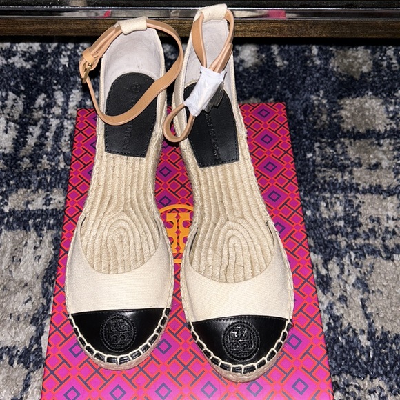 Tory Burch Cream /Black Wedges - Picture 2 of 7